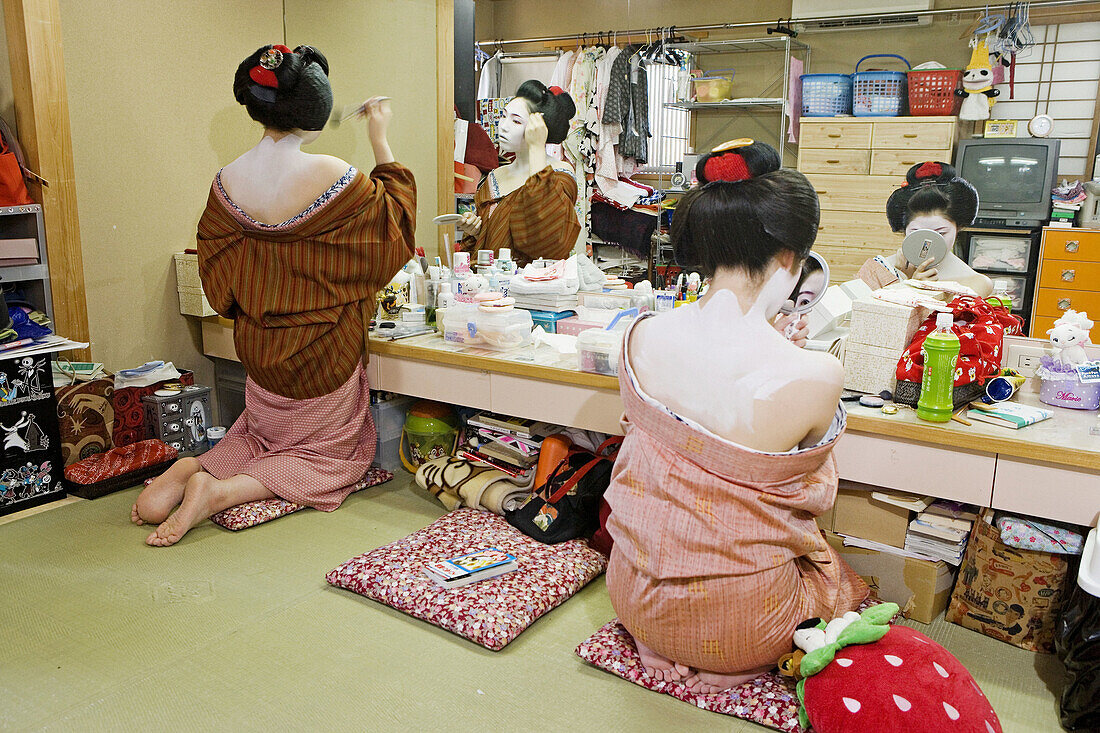 Maiko (geisha apprentice) from the Odamoto tea house (o-chaia) in Gion, Kyoto. Kansai, Japan