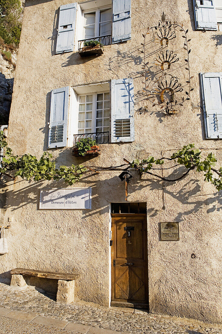 Moustiers-Sainte-Marie, historic fortified village at the western entrance to the Gorges du Verdon. Alpes de Haute-Provence, Provence, France