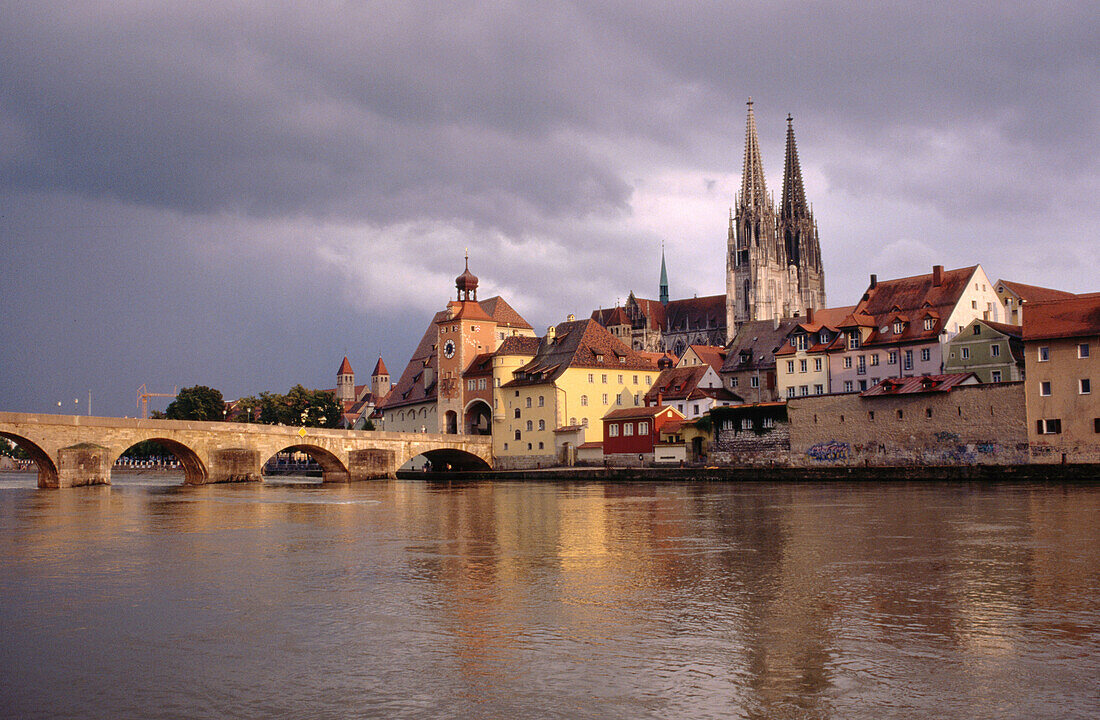 Steinerne Brücke (Stone Bridge). Cathedral in background. Regensburg. Bavaria. Germany