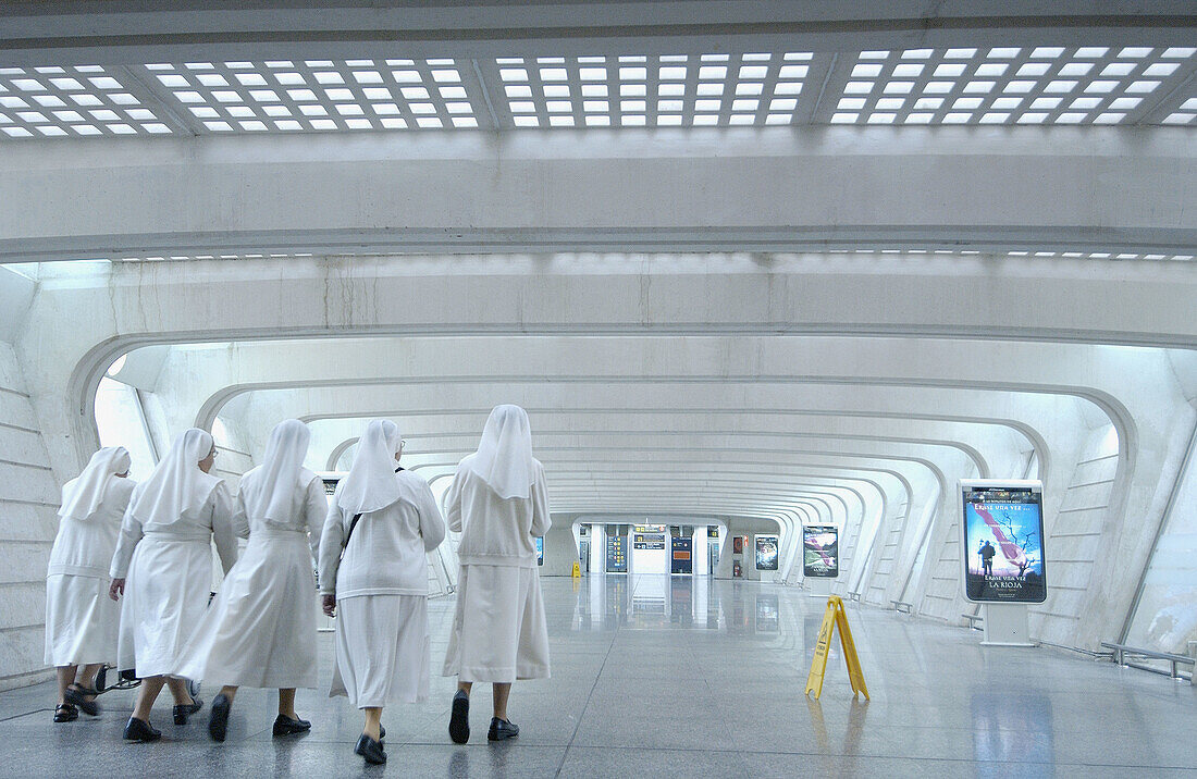 Nonnen auf dem Flughafen von Bilbao by Santiago Calatrava. Biskaya. Euskadi, Spanien