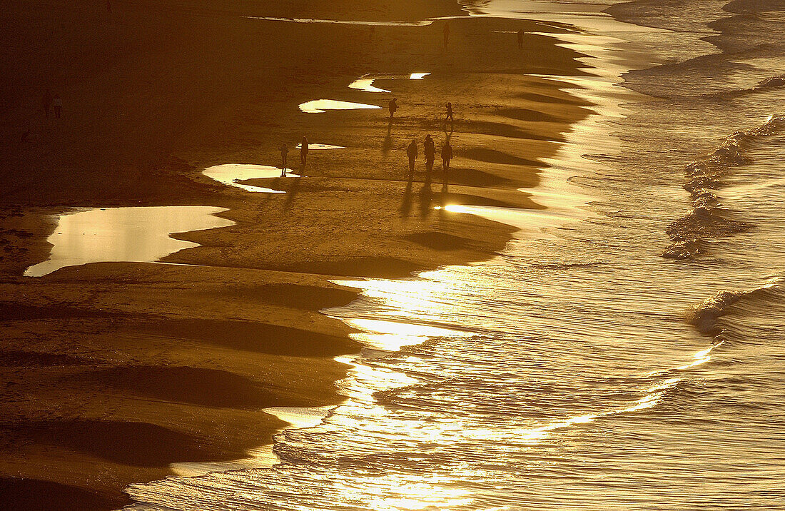 Menschen am Strand. Hendaye, Aquitanien. Frankreich