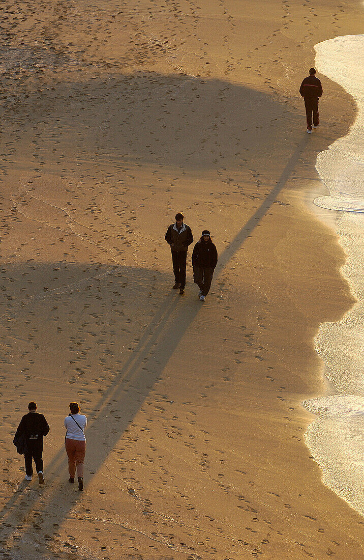 Menschen am Strand. Hendaye, Aquitanien. Frankreich