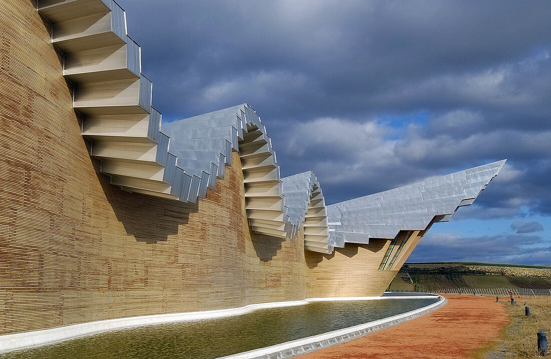 Gebäude der Weinkellerei Ysios, Entwurf von Santiago Calatrava. Laguardia, Rioja alavesa. Euskadi, Spanien