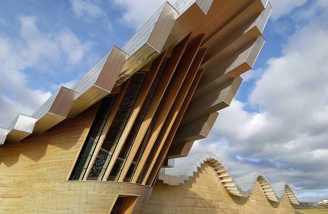 Gebäude der Weinkellerei Ysios, Entwurf von Santiago Calatrava. Laguardia, Rioja alavesa. Euskadi, Spanien