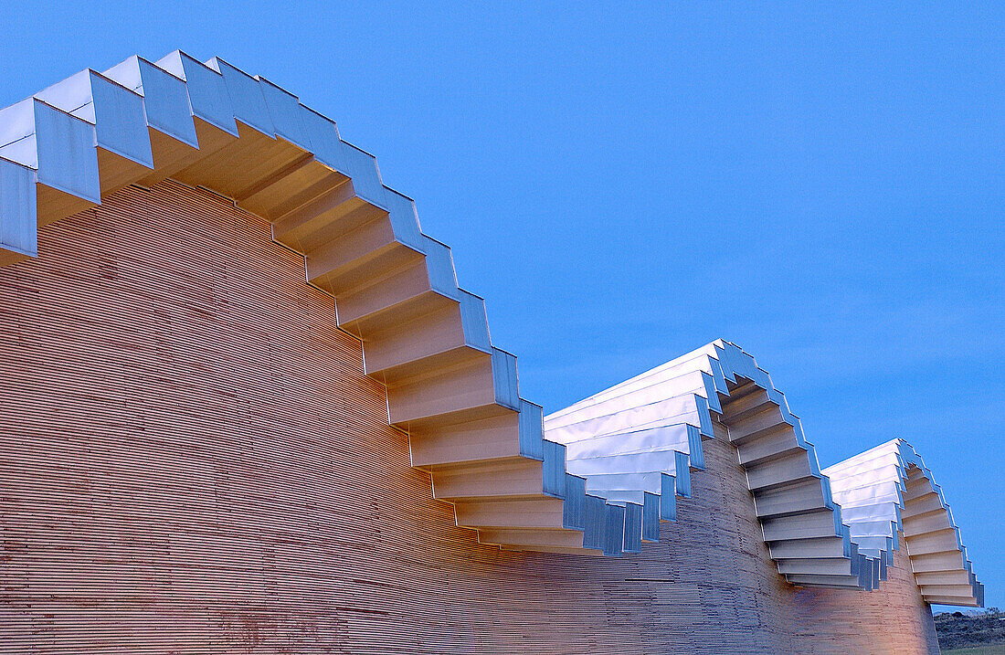 Gebäude der Weinkellerei Ysios, Entwurf von Santiago Calatrava. Laguardia, Rioja alavesa. Euskadi, Spanien