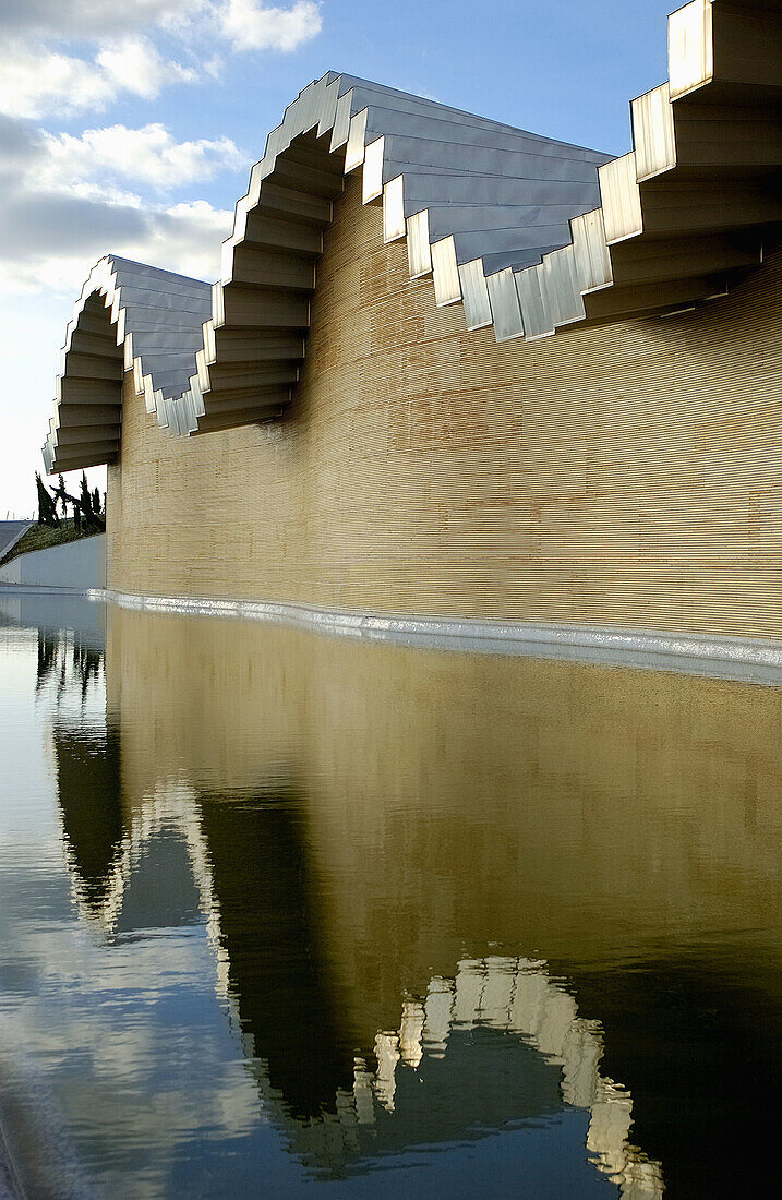 Gebäude der Weinkellerei Ysios, Entwurf von Santiago Calatrava. Laguardia, Rioja alavesa. Euskadi, Spanien