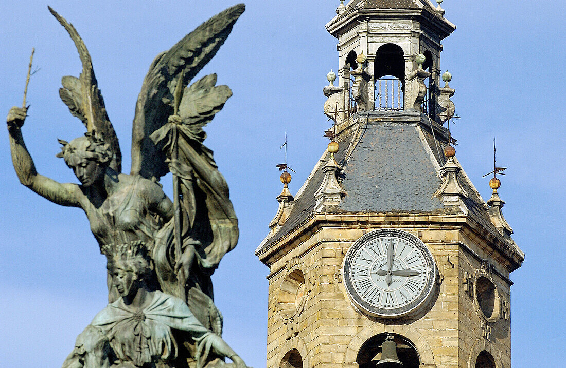 Kirche San Miguel und Denkmal auf der Plaza de la Virgen Blanca. Vitoria, Provinz Álava. Euskadi, Spanien