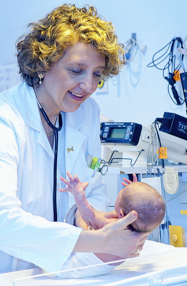 Kinderarzt bei der Untersuchung eines Babys im Krankenhaus