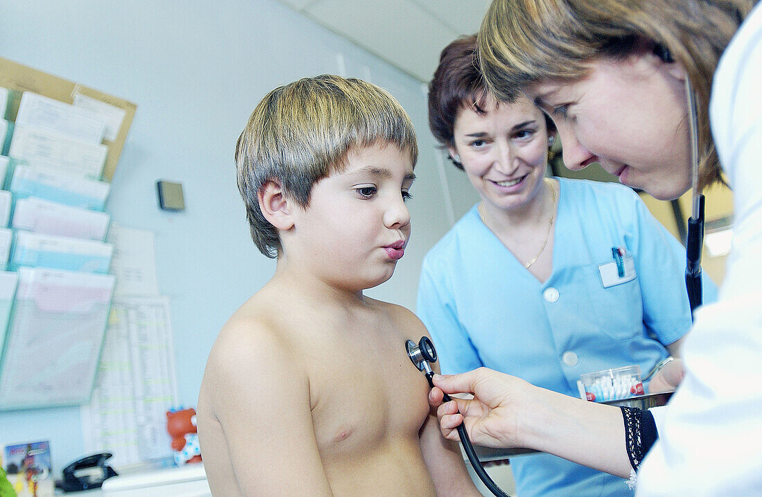 Kinderarzt, der einen 6-jährigen Jungen in der Kinderabteilung eines Krankenhauses untersucht