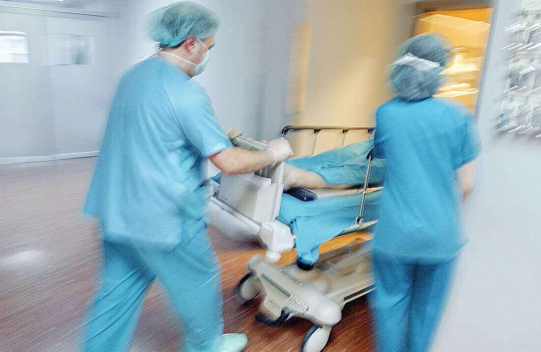 Transport eines Patienten vom Operationssaal zum Wiederbelebungsraum, Operationsbereich eines Krankenhauses