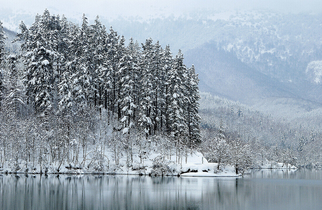 Barrendiola reservoir, Sierra de Aitzkorri in winter. Guipúzcoa, Spain