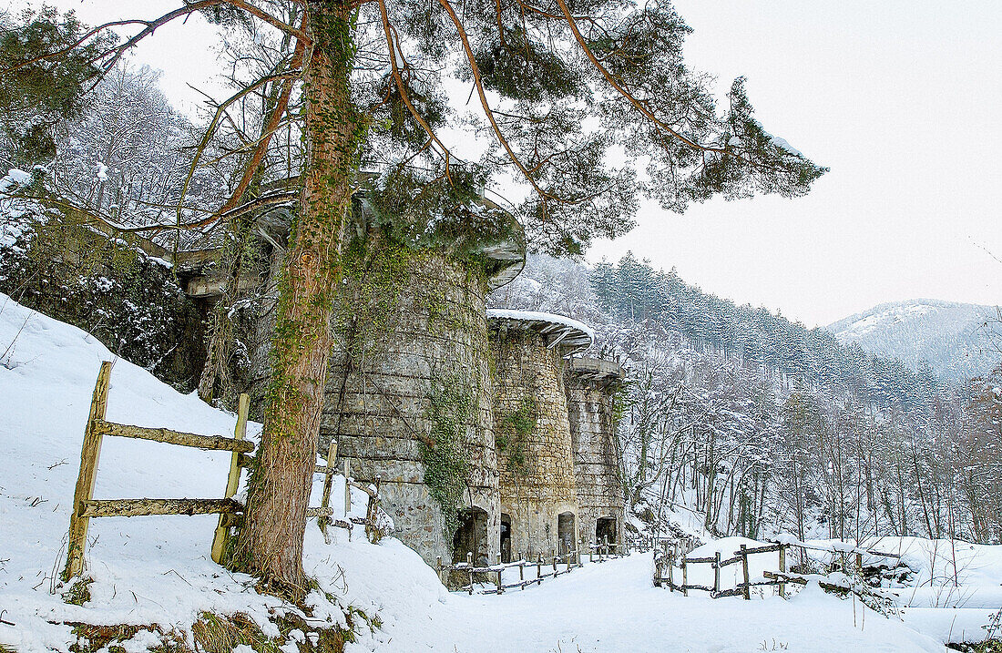 Alte Eisenerzöfen im Bergbaukomplex von Aizpea. Zerain. Euskadi. Spanien