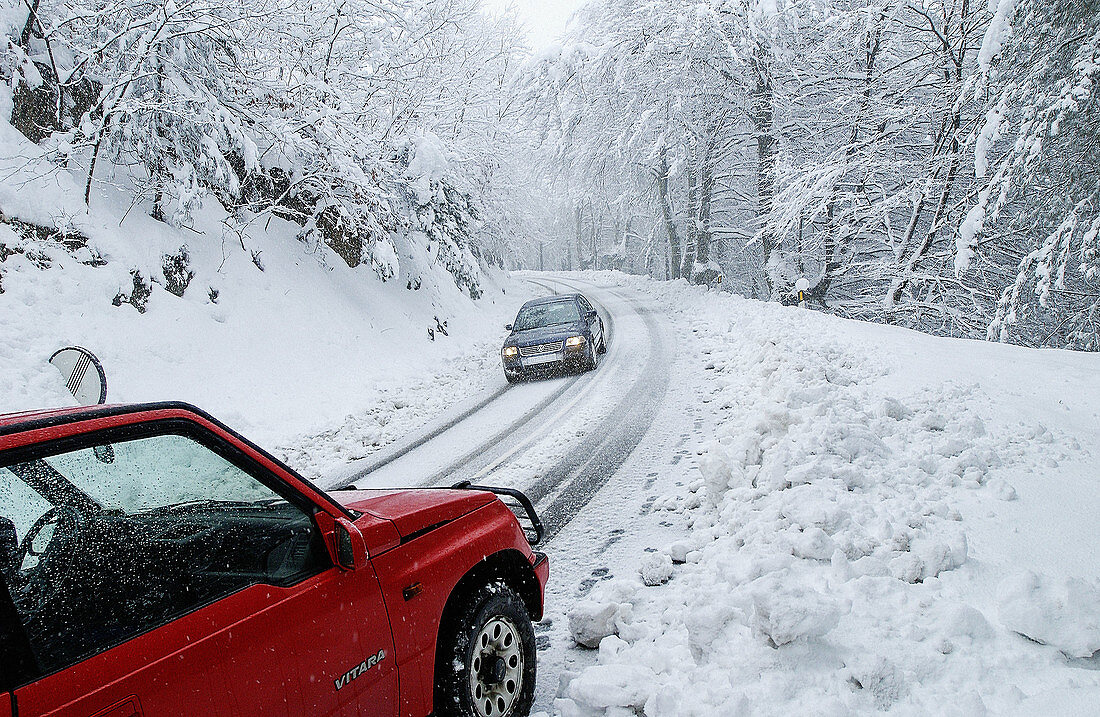 Schneebedeckte Straße, Udana-Pass, Oñati. Guipúzcoa, Spanien