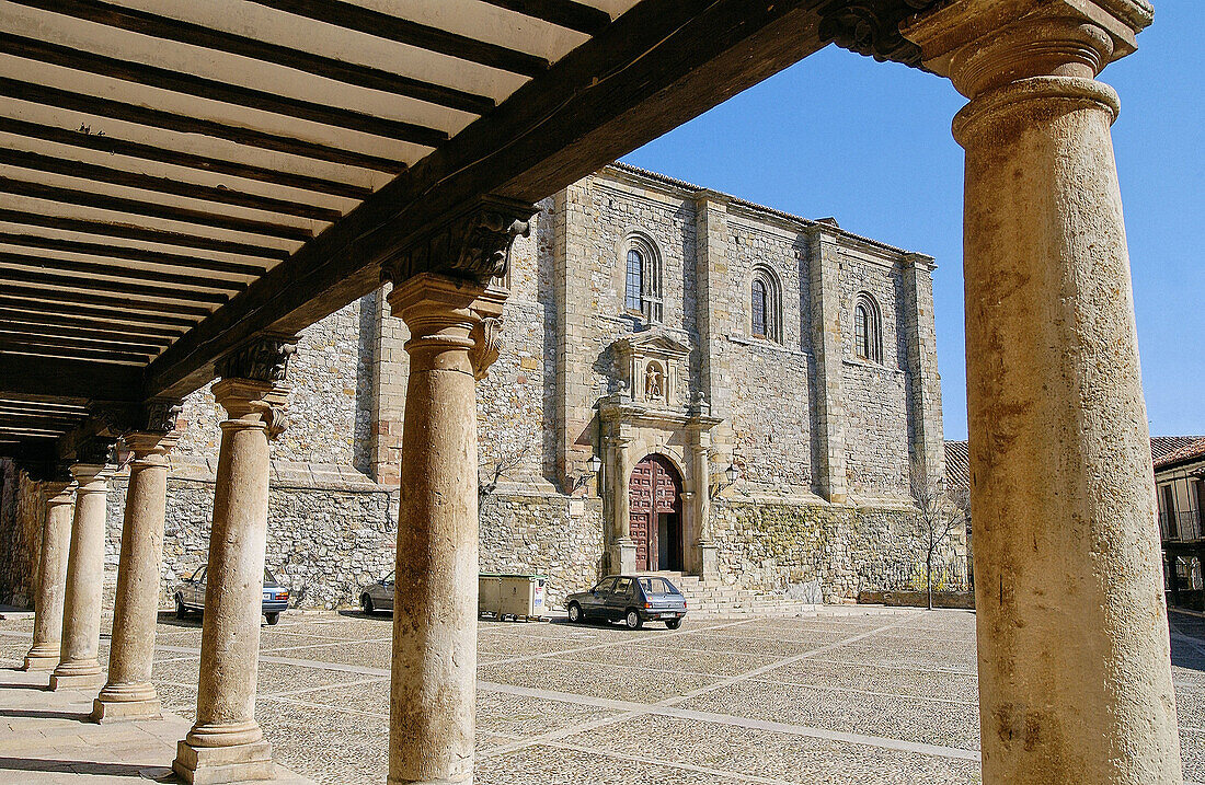 Plaza del Trigo und Pfarrkirche von San Juan. Atienza. Provinz Guadalajara, Spanien