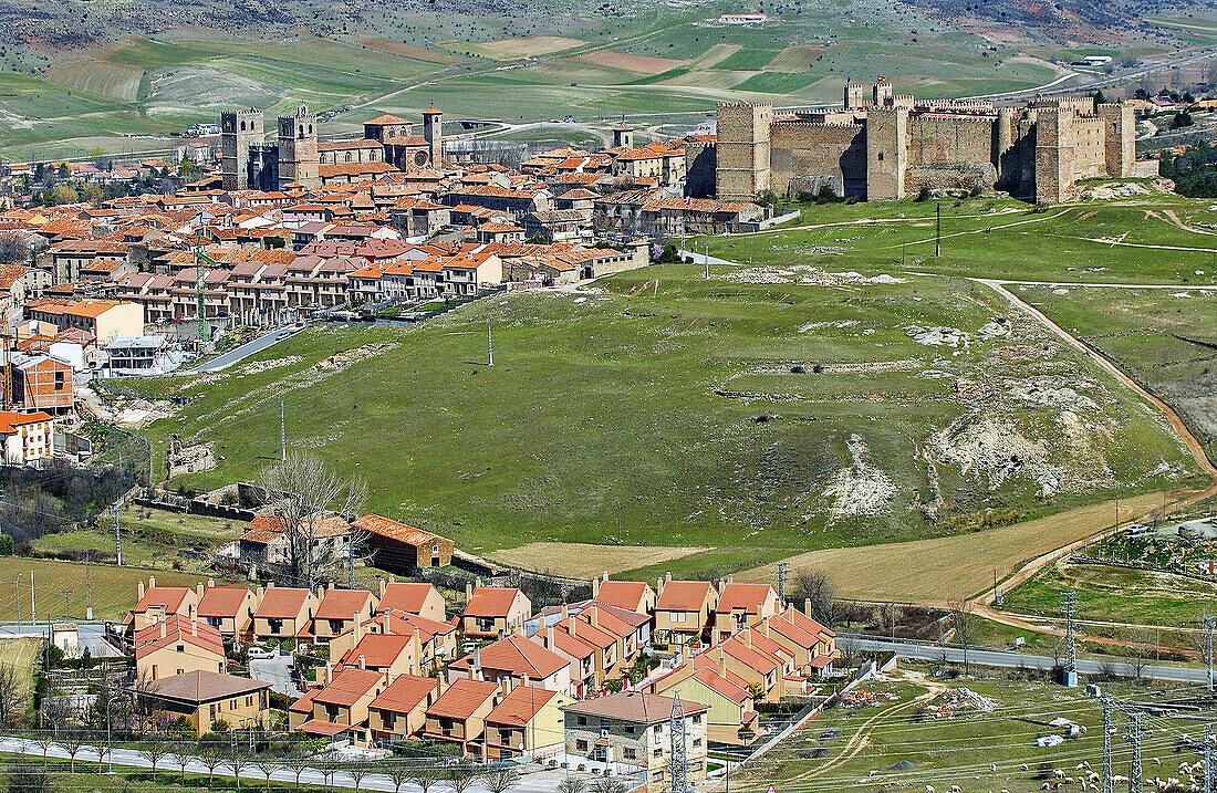 Blick auf die Stadt mit dem Schloss (heute ein staatliches Hotel) und der Kathedrale. Sigüenza. Provinz Guadalajara, Spanien