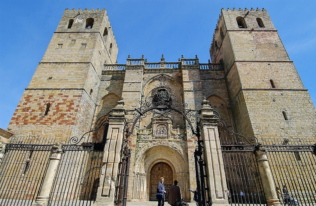 Zisterzienserkathedrale aus dem 12-14. Jahrhundert. Sigüenza. Provinz Guadalajara, Spanien