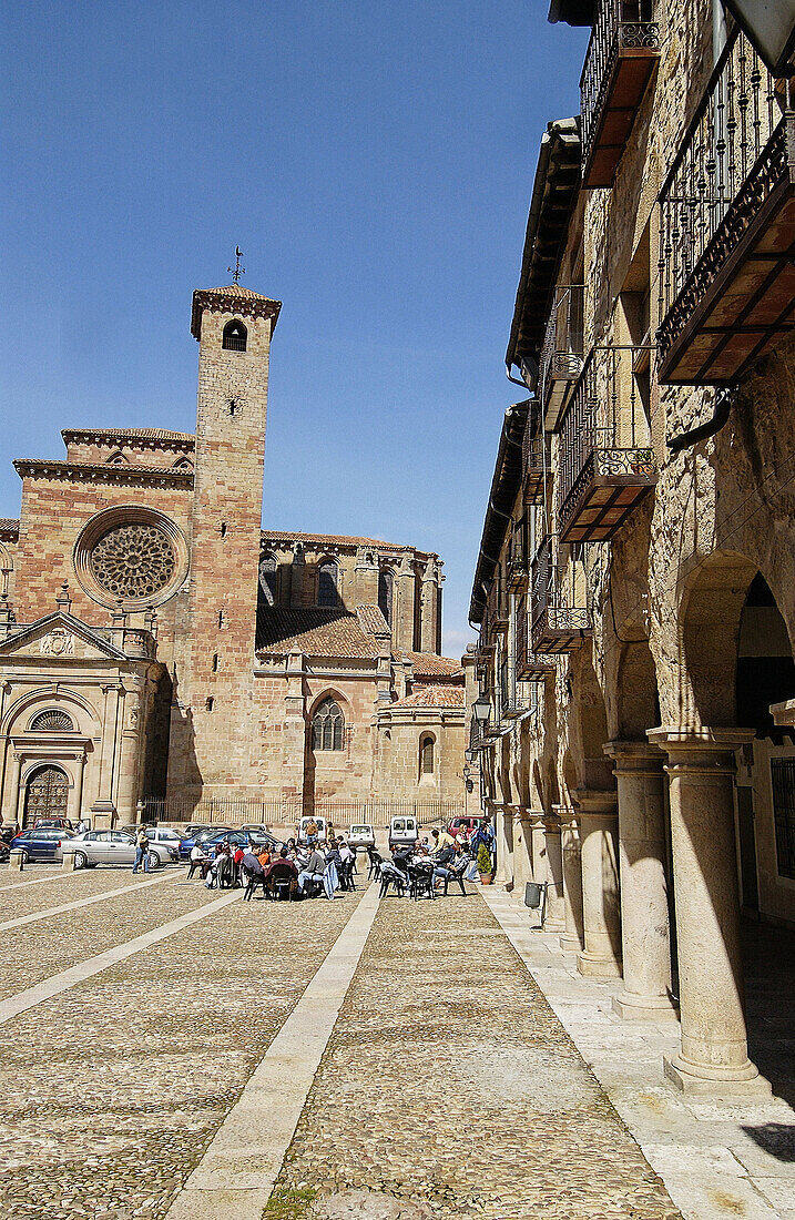 Plaza Mayor (Hauptplatz), Renaissance-Architektur aus dem 15. Jahrhundert und Kathedrale im Hintergrund. Sigüenza. Provinz Guadalajara, Spanien