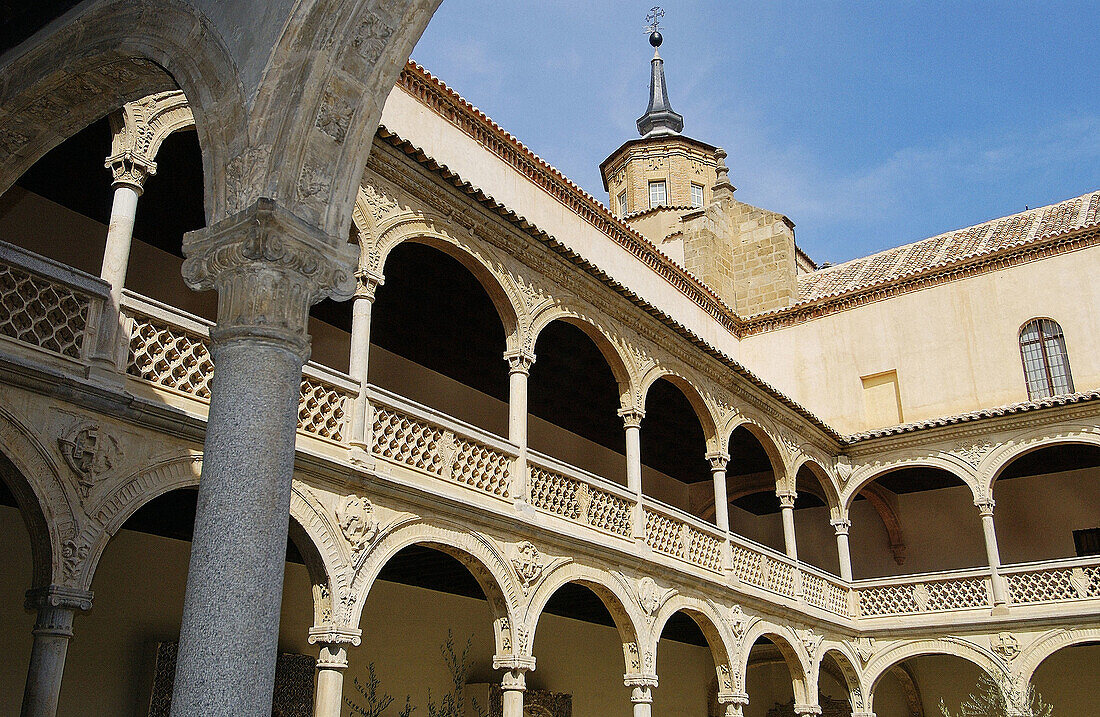 Plateresker Innenhof im Museo de Santa Cruz, gegründet von Kardinal Pedro González de Mendoza und im 16. Jahrhundert von Alonso de Covarrubias erbaut. Toledo. Kastilien-La Mancha, Spanien