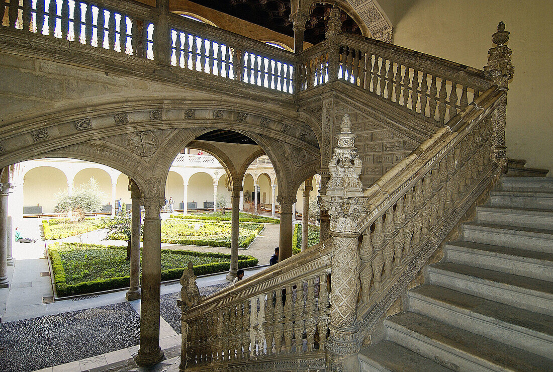 Platereskes Treppenhaus im Museo de Santa Cruz, gegründet von Kardinal Pedro González de Mendoza und erbaut im 16. Jahrhundert von Alonso de Covarrubias. Toledo. Kastilien-La Mancha, Spanien