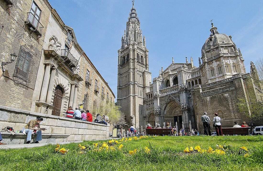 Erzbischöflicher Palast und gotische Kathedrale aus dem 13. bis 15. Jahrhundert an der Plaza del Consistorio. Toledo. Spanien