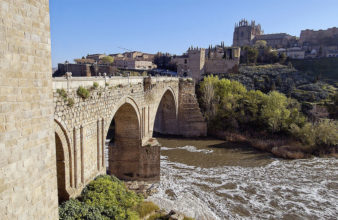 Brücke von San Martín am Tejo. Toledo. Spanien