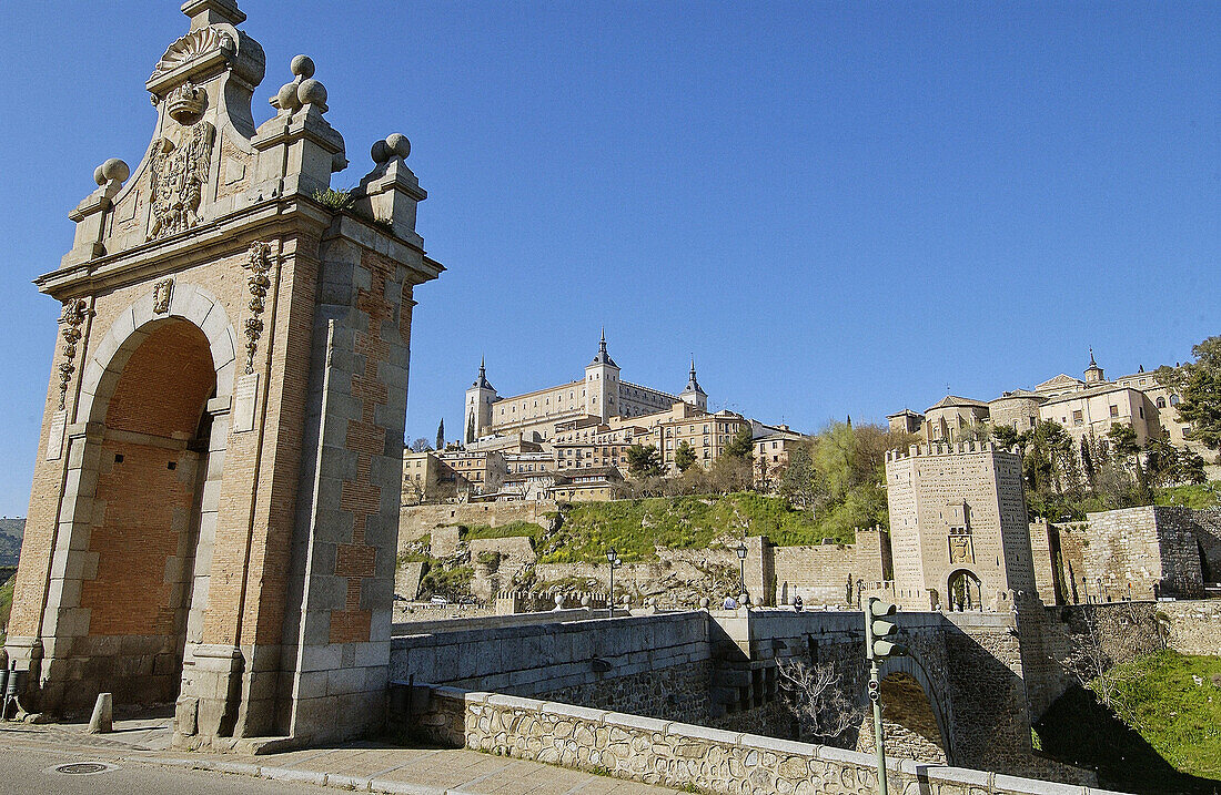 Alcántara-Brücke über den Tejo mit dem Alcázar im Hintergrund. Toledo. Spanien