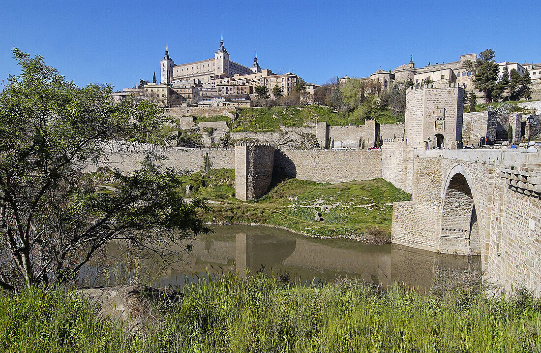 Alcántara-Brücke über den Tejo mit dem Alcázar im Hintergrund. Toledo. Spanien