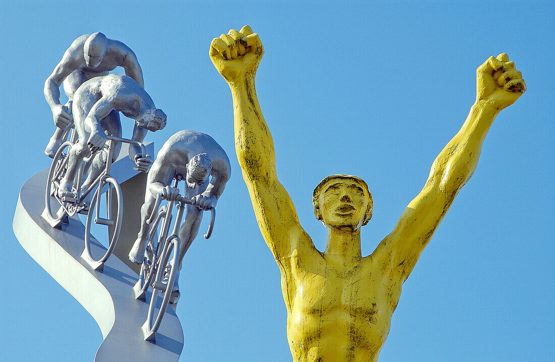 Denkmal für die Tour de France von Jean-Bernard Métais neben der Raststätte Les Pyrénées an der Autobahn A64 (Bayonne-Toulouse). Frankreich