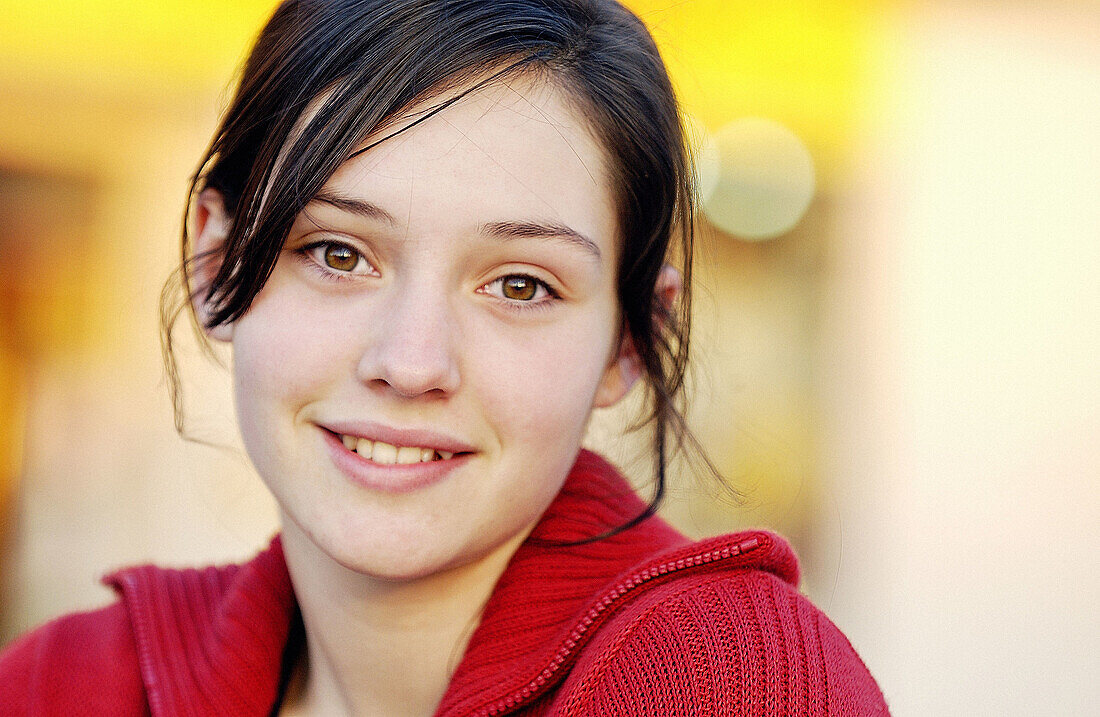 nette, Brunettes, Caucasian, Caucasians, Close up, Close-up, Closeup, Color, Colour, Contemporary, Dark-haired, Daytime, Exterior, Face, Faces, Facial expression, Facial expressions, Female, Girl, Gir