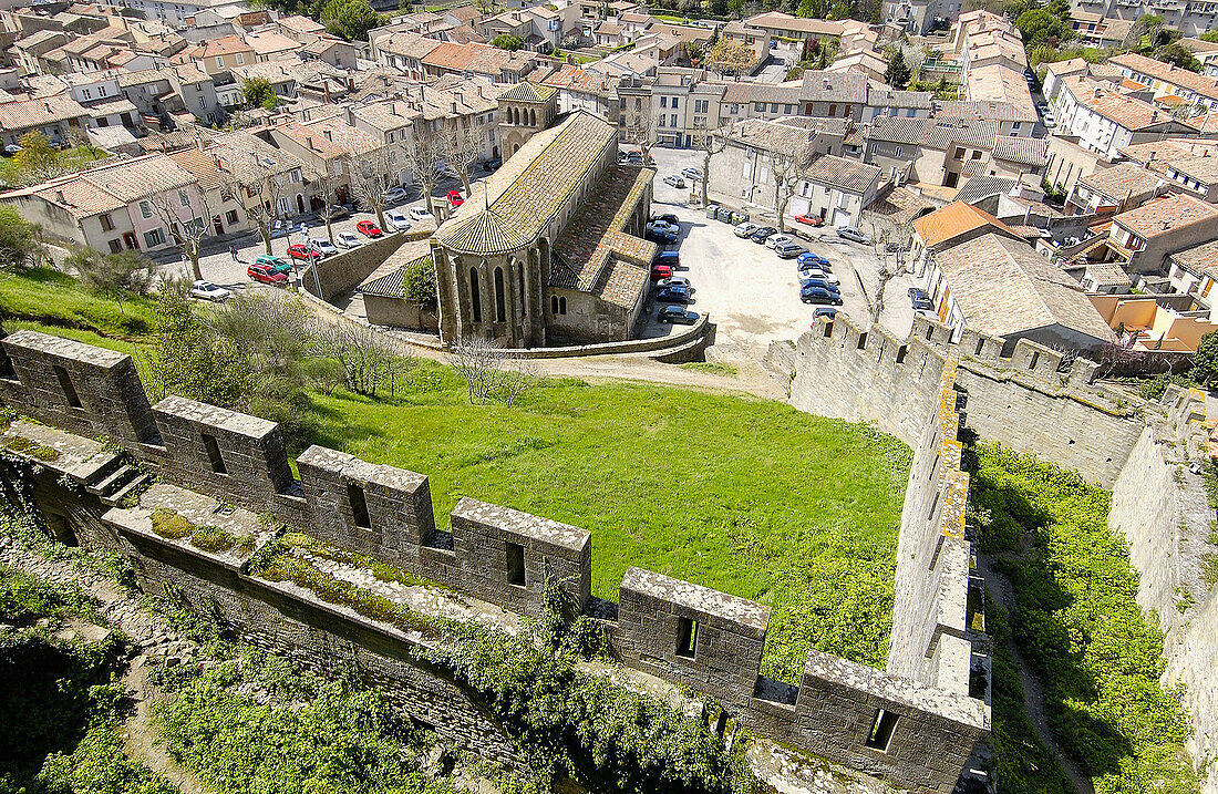 Die Kirche St. Gimer in La Cité, der mittelalterlichen Festungsstadt von Carcassonne. Aude, Languedoc-Roussillon, Frankreich