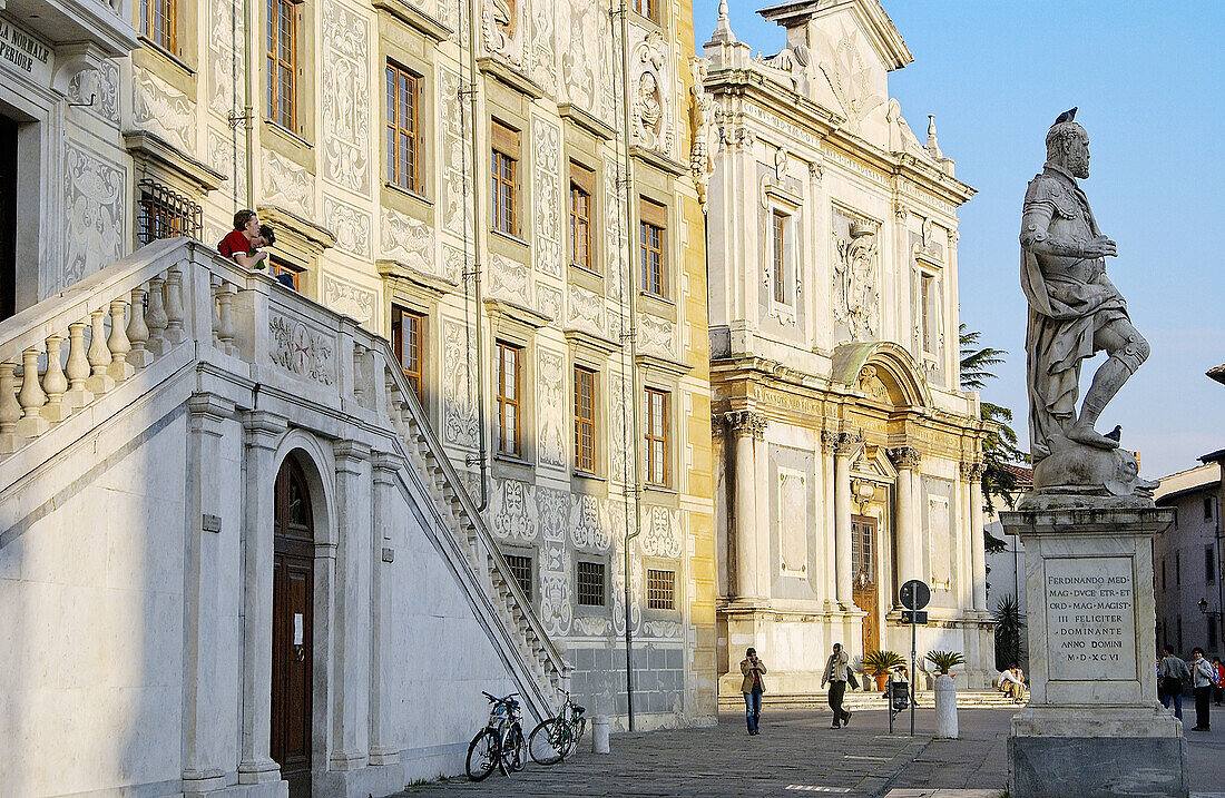 Palazzo della Carovana dei Cavalieri und Kirche von Santo Stefano auf der Piazza dei Cavalieri von Giorgio Vasari. Pisa. Italien