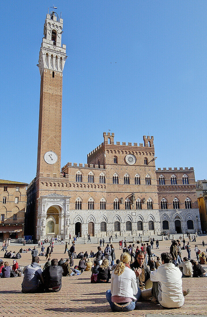 Palazzo Pubblico (Sitz der Zivilregierung) und Torre del Mangia an der Piazza del Campo. Siena. Toskana, Italien