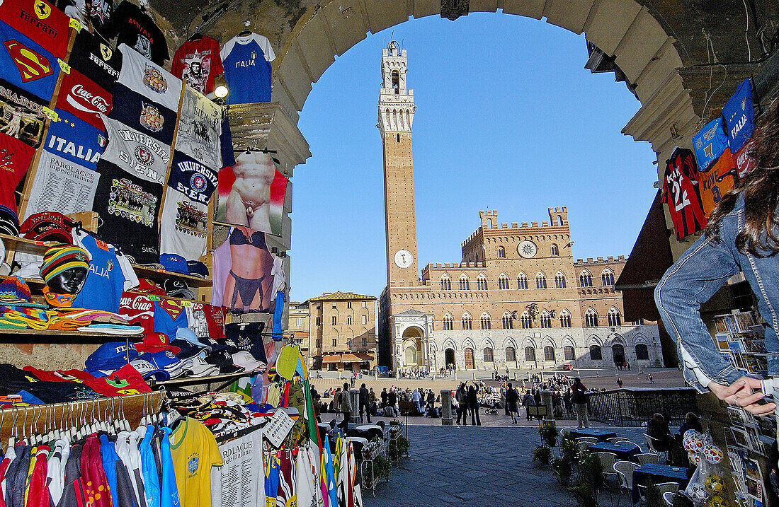 Palazzo Pubblico (Sitz der Stadtverwaltung) und Torre del Mangia an der Piazza del Campo. Siena. Toskana, Italien