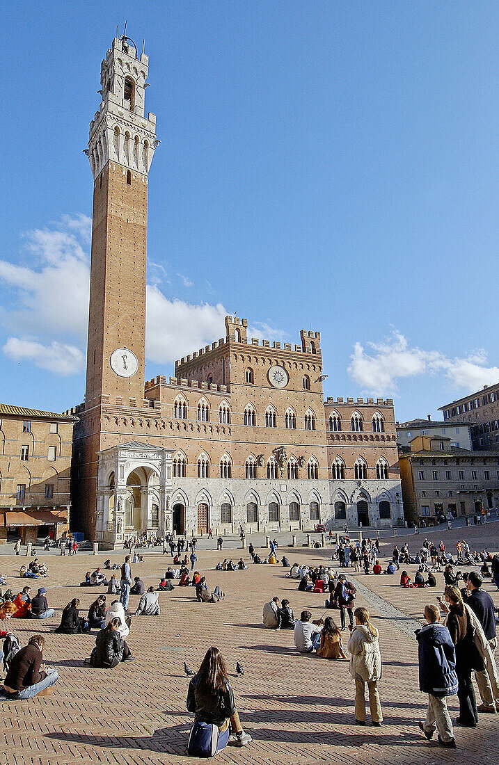 Palazzo Pubblico (Sitz der Stadtverwaltung) und Torre del Mangia an der Piazza del Campo. Siena. Toskana, Italien