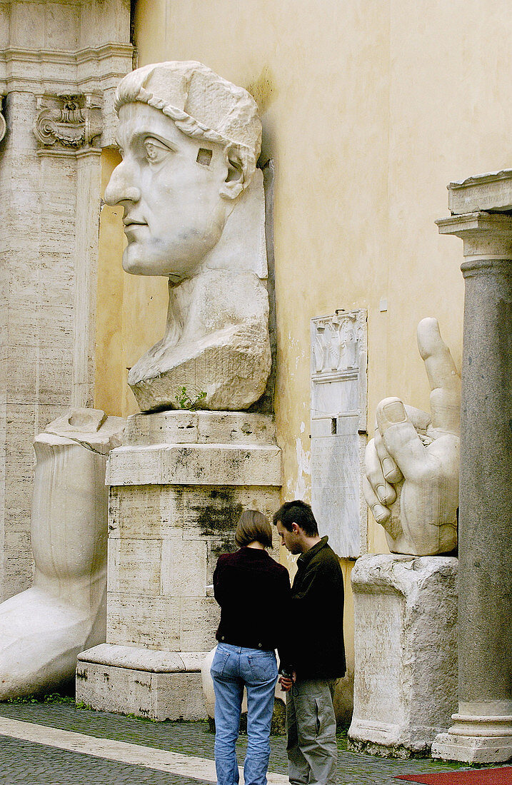 Kopf und Hand der Statue von Kaiser Konstantin II. im Innenhof des Palazzo dei Conservatori, Kapitolinisches Museum. Rom. Italien