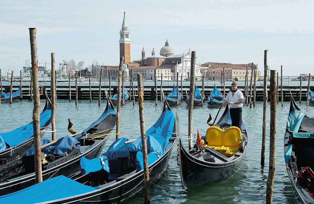 Gondeln und die Kirche San Giorgio Maggiore im Hintergrund. Venedig. Venetien, Italien