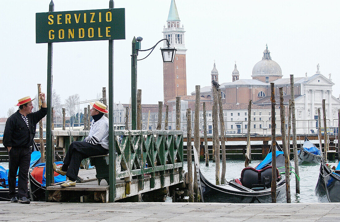 Gondeln und die Kirche San Giorgio Maggiore im Hintergrund. Venedig. Venetien, Italien