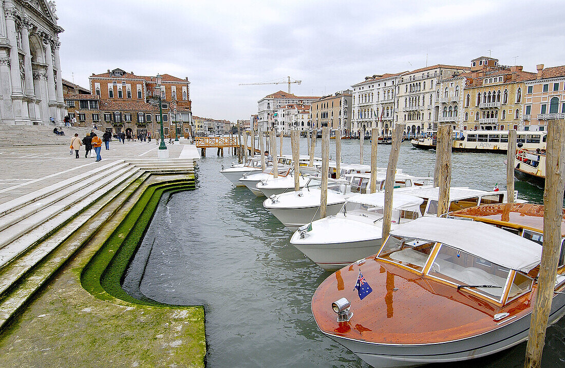 Boote auf dem Canal Grande vor der Kirche Santa Maria della Salute. Venedig. Venetien, Italien