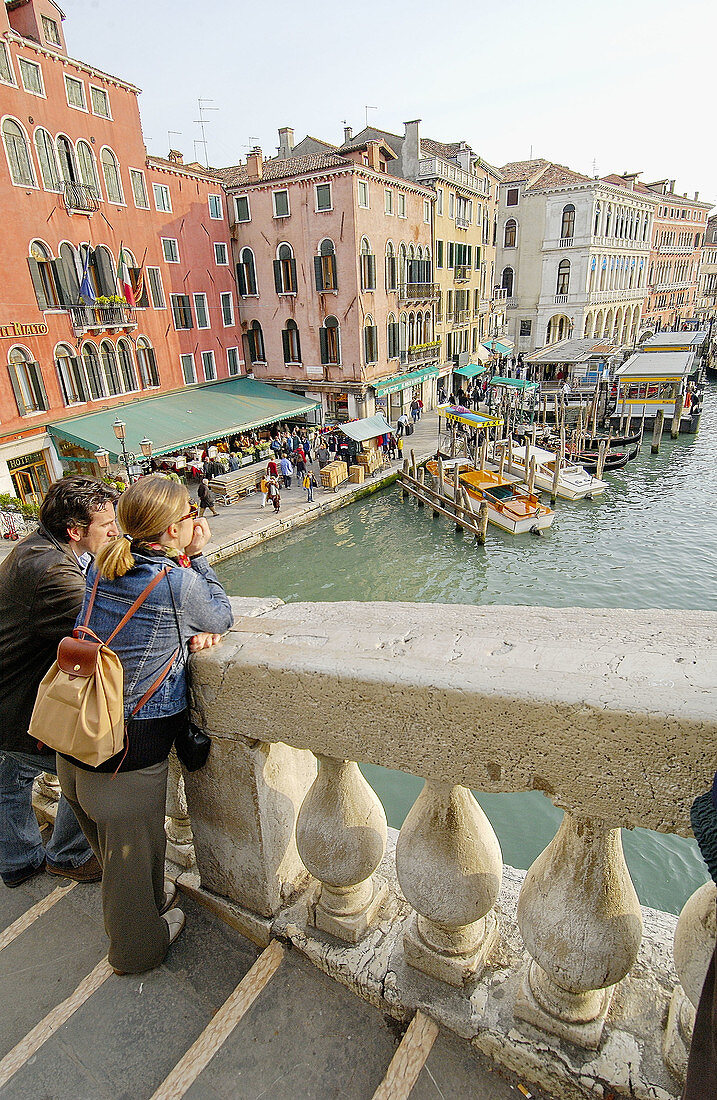 Rialtobrücke am Canal Grande. Venedig. Venetien, Italien