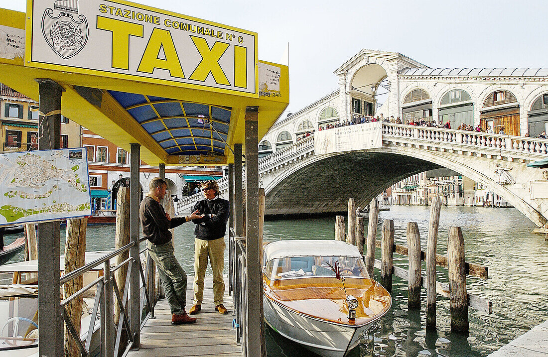 Rialtobrücke am Canal Grande. Venedig. Venetien, Italien