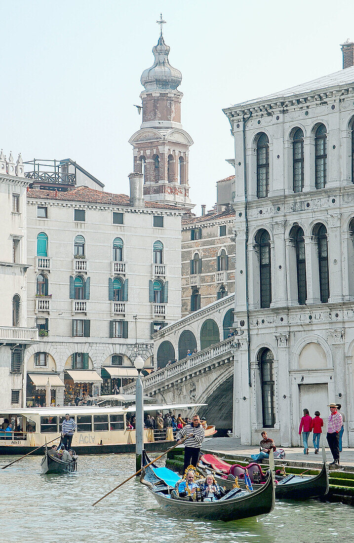 Rialtobrücke am Canal Grande. Venedig. Venetien, Italien