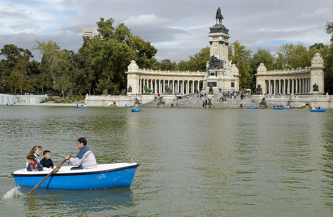 Parque del Buen Retiro. Denkmal für König Alfonso XII. im Hintergrund. Madrid. Spanien