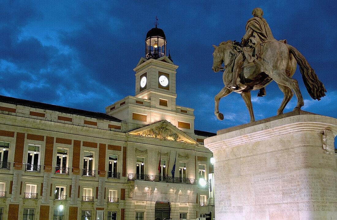 Puerta del Sol und Statue Carlos III. Gebäude der Stadtverwaltung von Madrid. Madrid. Spanien