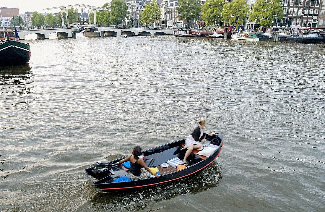 Magere Brücke (Magere Brug), Binnen Amstel Kanal. Amsterdam, Niederlande