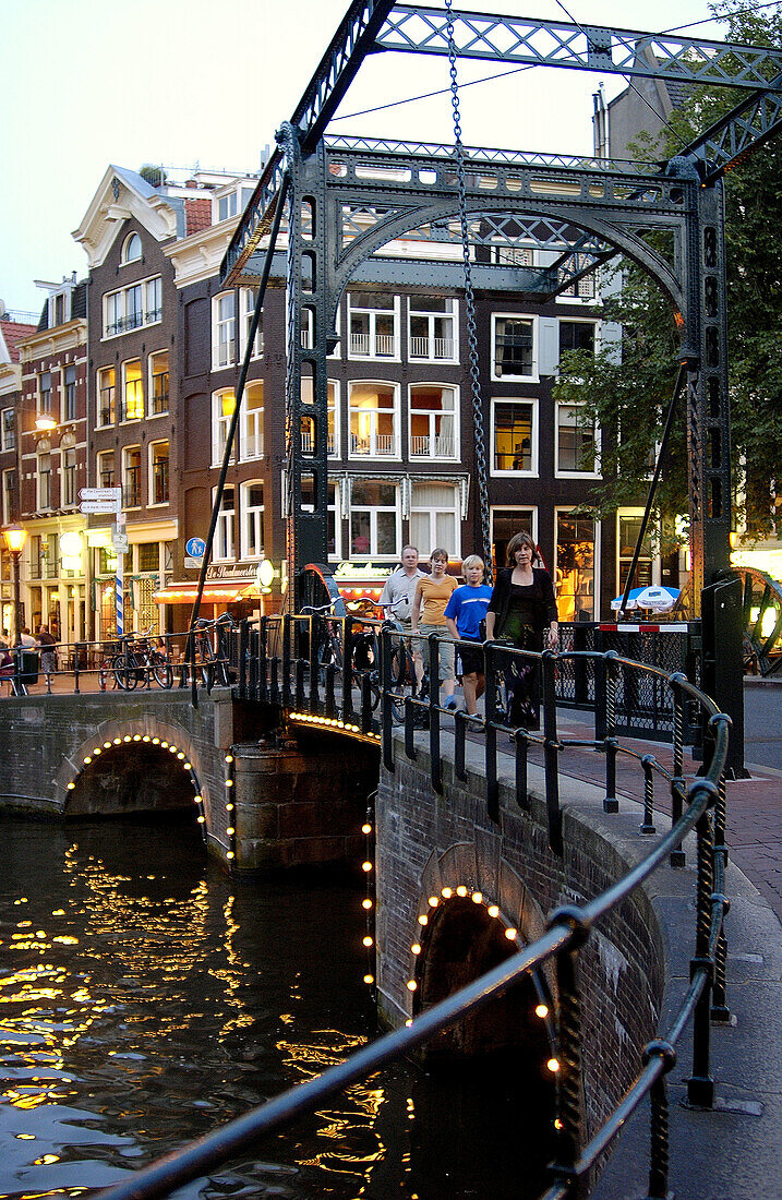 Brücke über den Kloveniersburgwal-Kanal. Amsterdam, Niederlande