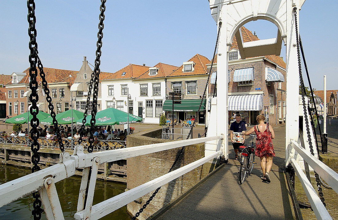 Dijk, Brücke am Oude Haven. Enkhuizen, Niederlande