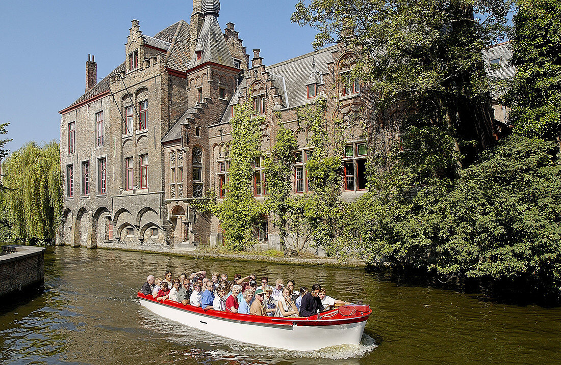 Ausflugsboot auf dem Dijver-Kanal. Brügge. Flandern, Belgien