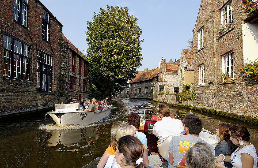 Touristen auf einem Boot. Brügge. Flandern, Belgien