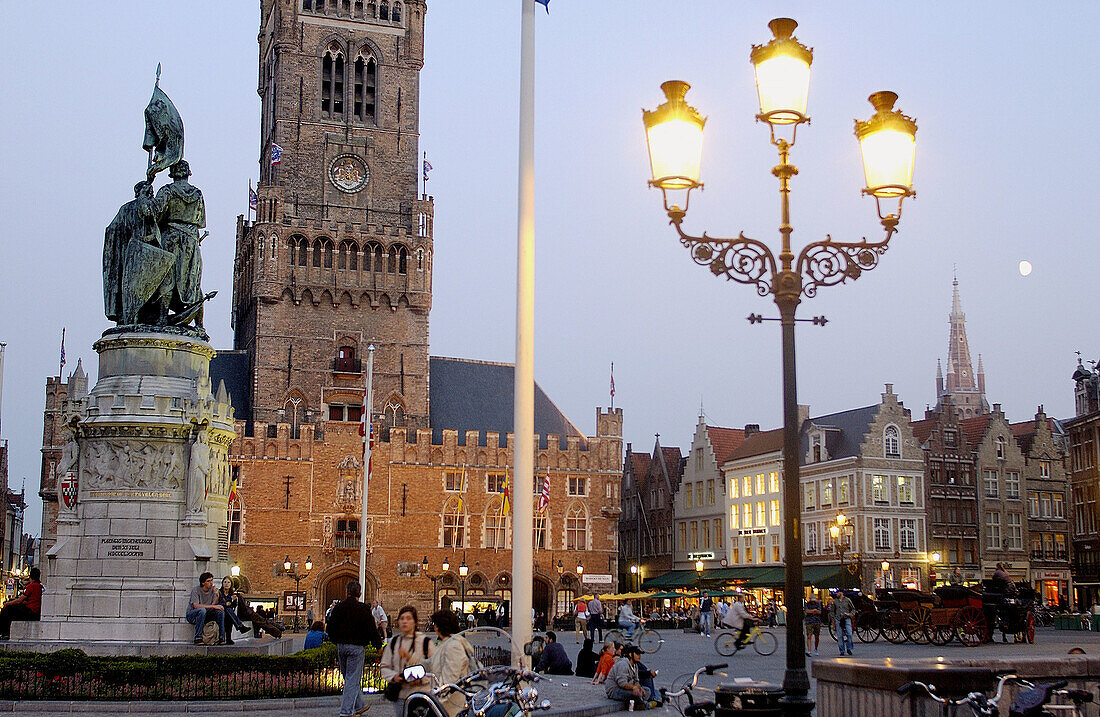 Belfried und Halles (Markthalle) mit dem Denkmal für Jan Breydel und Pieter de Coninck im Vordergrund auf dem Markt. Brügge. Flandern, Belgien