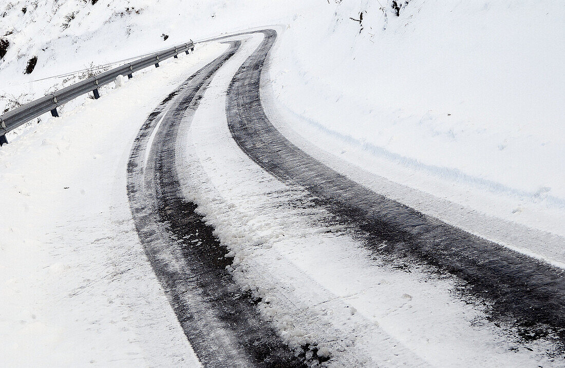 Straße mit Eis und Schnee. Cerain, Gipuzkoa, Euskadi.